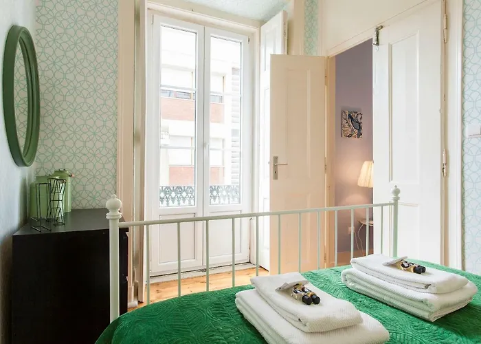 Bairro Alto 3 Bedroom Patio Flat! Apartment *