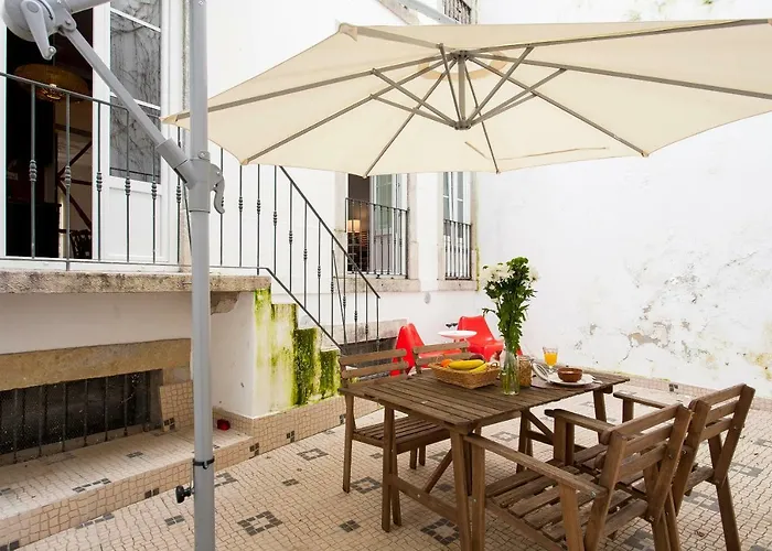 Bairro Alto 3 Bedroom Patio Flat! * Lissabon