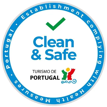 Bairro Alto 3 Bedroom Patio Flat! ליסבון