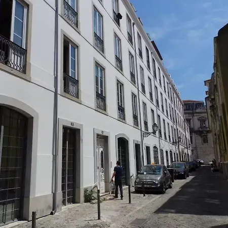 Bairro Alto 3 Bedroom Patio Flat! דירה