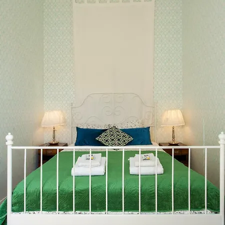 Bairro Alto 3 Bedroom Patio Flat! דירה ליסבון