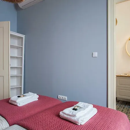Bairro Alto 3 Bedroom Patio Flat! דירה ליסבון