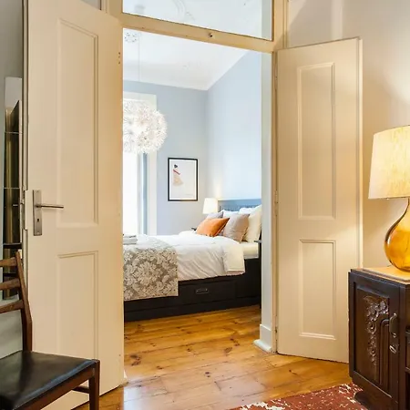 Bairro Alto 3 Bedroom Patio Flat! דירה ליסבון