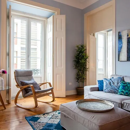 Bairro Alto 3 Bedroom Patio Flat! ליסבון
