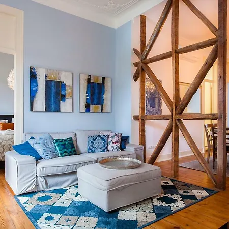 Bairro Alto 3 Bedroom Patio Flat! דירה *