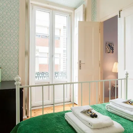 Bairro Alto 3 Bedroom Patio Flat! דירה *