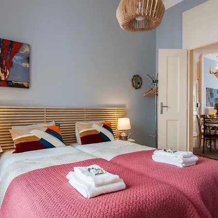 Bairro Alto 3 Bedroom Patio Flat! * ליסבון