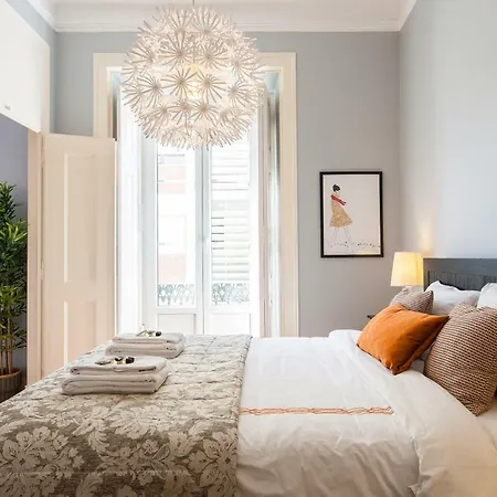 Bairro Alto 3 Bedroom Patio Flat! * ליסבון