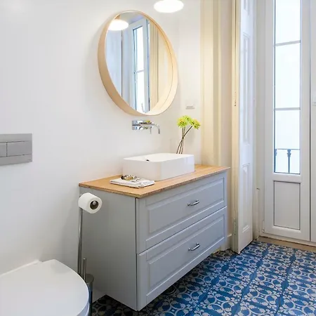 Bairro Alto 3 Bedroom Patio Flat! דירה