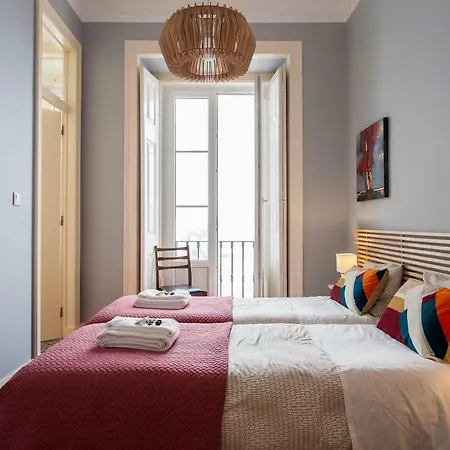 Bairro Alto 3 Bedroom Patio Flat! ליסבון