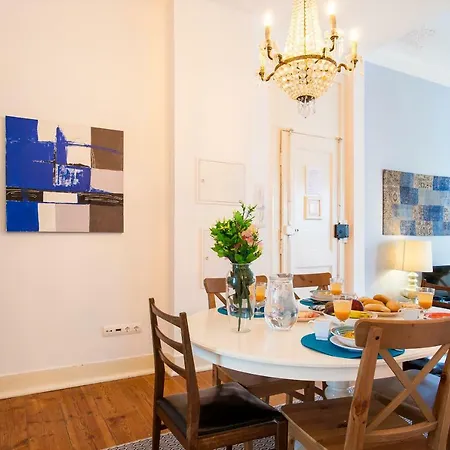 Bairro Alto 3 Bedroom Patio Flat! דירה